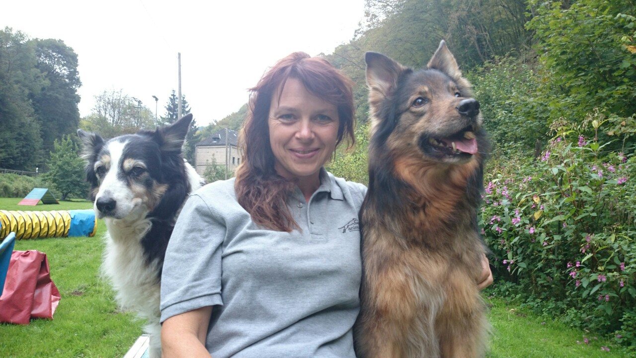 Andrea mit zwei ihrer Hunde