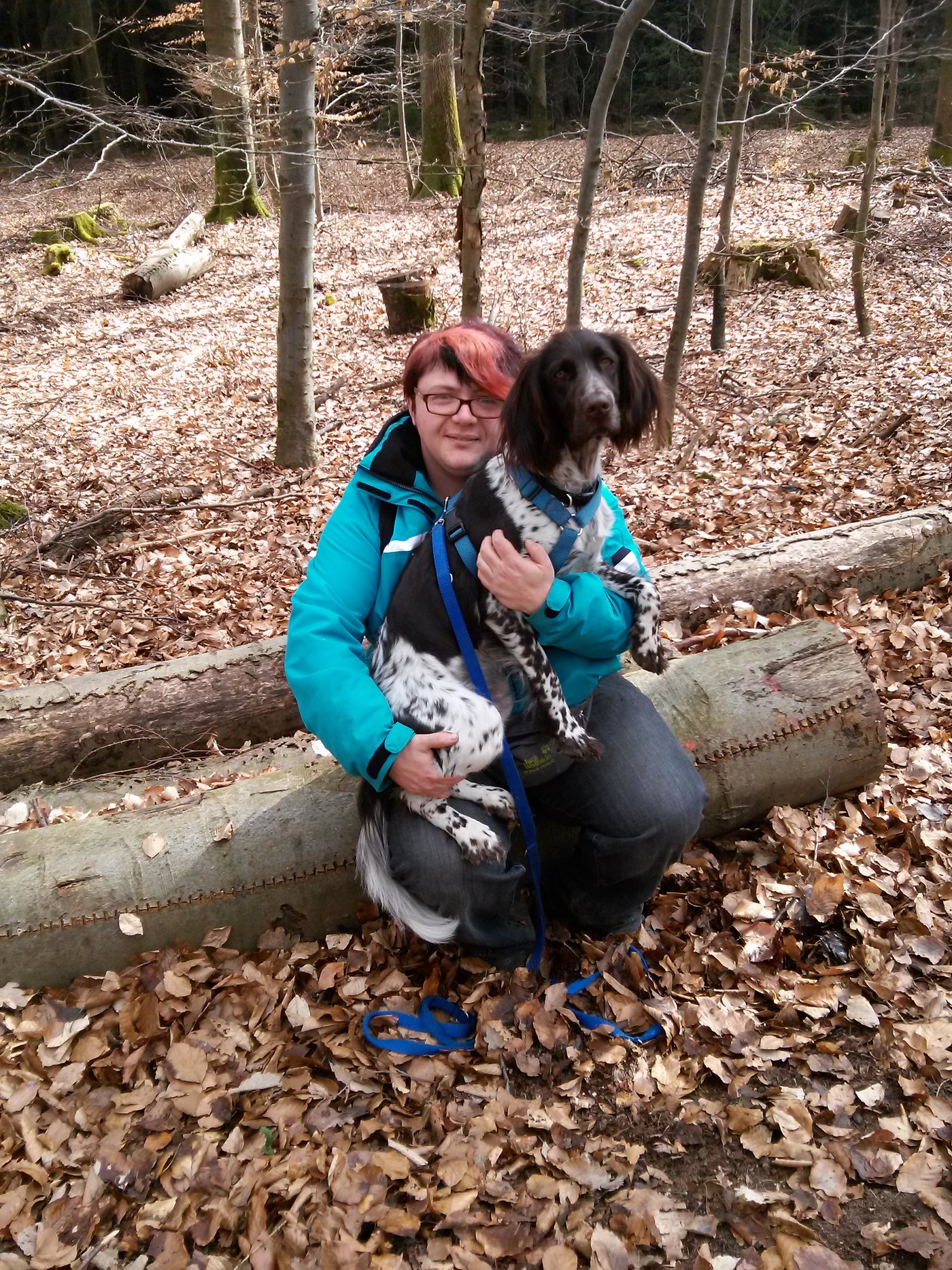 Hundehalterin mit ihrem Hund im Wald